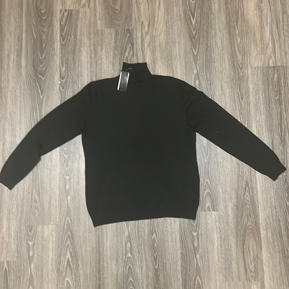 Very soft turtleneck sweater size L but feel like M